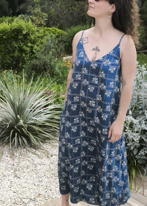 RobeBleudePrusseTreillageFleurs1